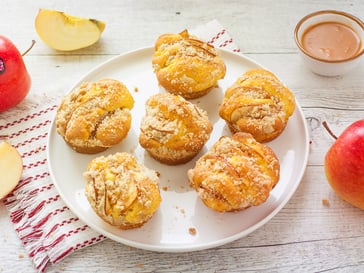 Magdalenas de manzana Pinova con migas de masa quebrada