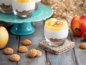 Tarta de queso en vaso<br>con manzanas Pinova y galletas amaretti