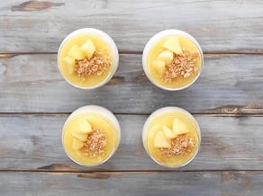 Tarta de queso en vaso<br>con manzanas Pinova y galletas amaretti