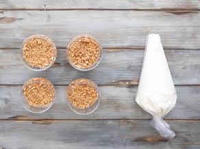 Tarta de queso en vaso<br>con manzanas Pinova y galletas amaretti
