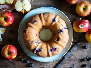 Ciambella di farro e avena<br>con mele Topaz e mirtilli