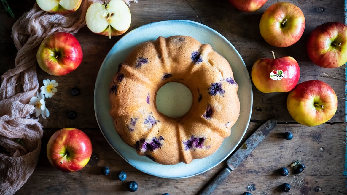 Bizcocho de espelta y avena<br>con manzanas Topaz y arándanos