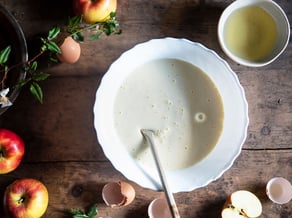 Dinkel-Hafer-Gugelhupf<br>mit Topaz-Äpfeln und Heidelbeeren