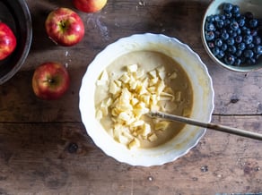Dinkel-Hafer-Gugelhupf<br>mit Topaz-Äpfeln und Heidelbeeren