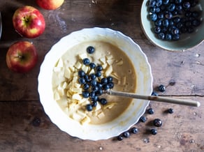 Dinkel-Hafer-Gugelhupf<br>mit Topaz-Äpfeln und Heidelbeeren