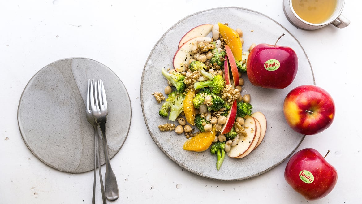 Ensalada de legumbres con manzana Bonita, brócoli, naranja y nueces