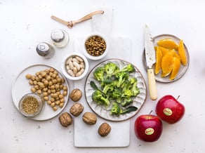 Ensalada de legumbres con manzana Bonita, brócoli, naranja y nueces