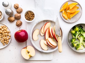 Ensalada de legumbres con manzana Bonita, brócoli, naranja y nueces