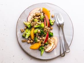 Ensalada de legumbres con manzana Bonita, brócoli, naranja y nueces