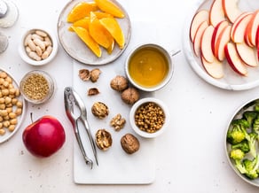 Ensalada de legumbres con manzana Bonita, brócoli, naranja y nueces