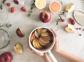 Infuso estivo alle mele e frutti rossi