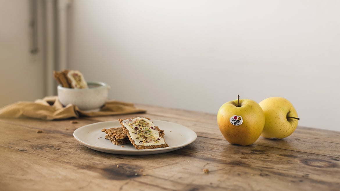 Kekse mit Golden Delicious-Äpfeln, Samen und Körnern