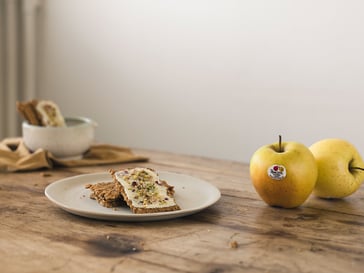 Kekse mit Golden Delicious-Äpfeln, Samen und Körnern