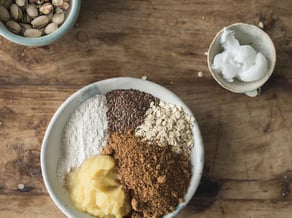 Kekse mit Golden Delicious-Äpfeln, Samen und Körnern
