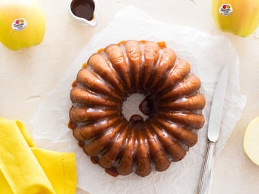 Bundt cake with Golden Delicious apples and salted caramel