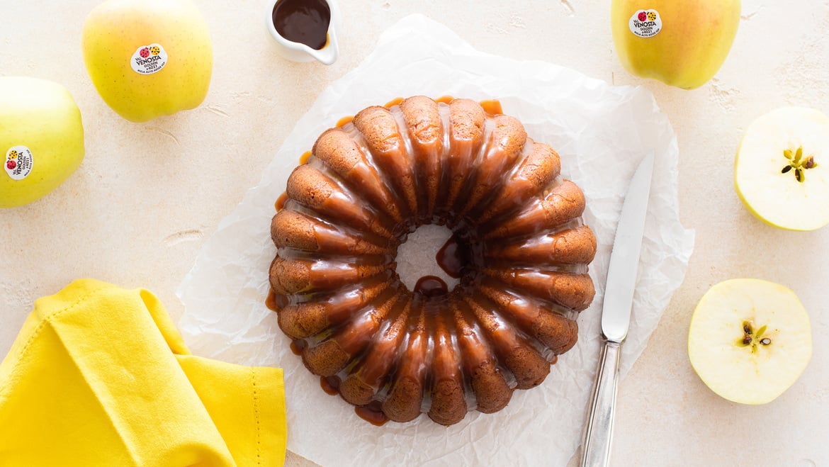 Rosca con manzanas Golden Delicious y caramelo salado