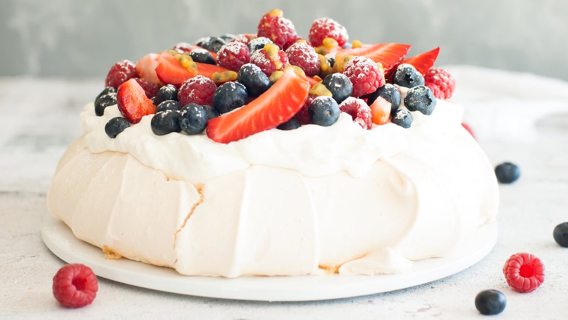Pavlova con piccoli frutti Val Venosta e frutto della passione
