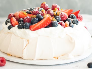 Pavlova con piccoli frutti Val Venosta e frutto della passione