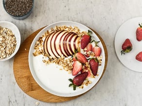 Smoothie Bowl mit Red Delicious-Äpfeln und Erdbeeren