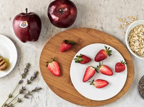 Cuencos de batido de manzanas Red Delicious y fresas