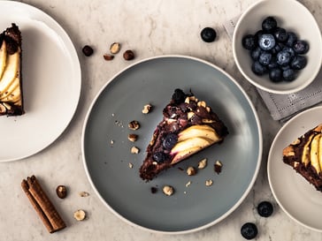 Schokoladekuchen mit Golden Delicious-Äpfeln und Heidelbeeren