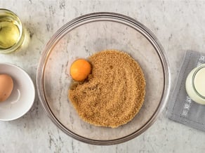 Schokoladekuchen mit Golden Delicious-Äpfeln und Heidelbeeren