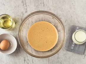 Torta al cacao, mele Golden Delicious e mirtilli
