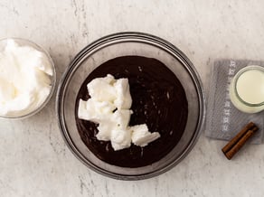 Torta al cacao, mele Golden Delicious e mirtilli