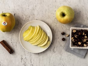 Torta al cacao, mele Golden Delicious e mirtilli