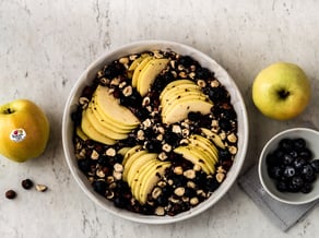Torta al cacao, mele Golden Delicious e mirtilli