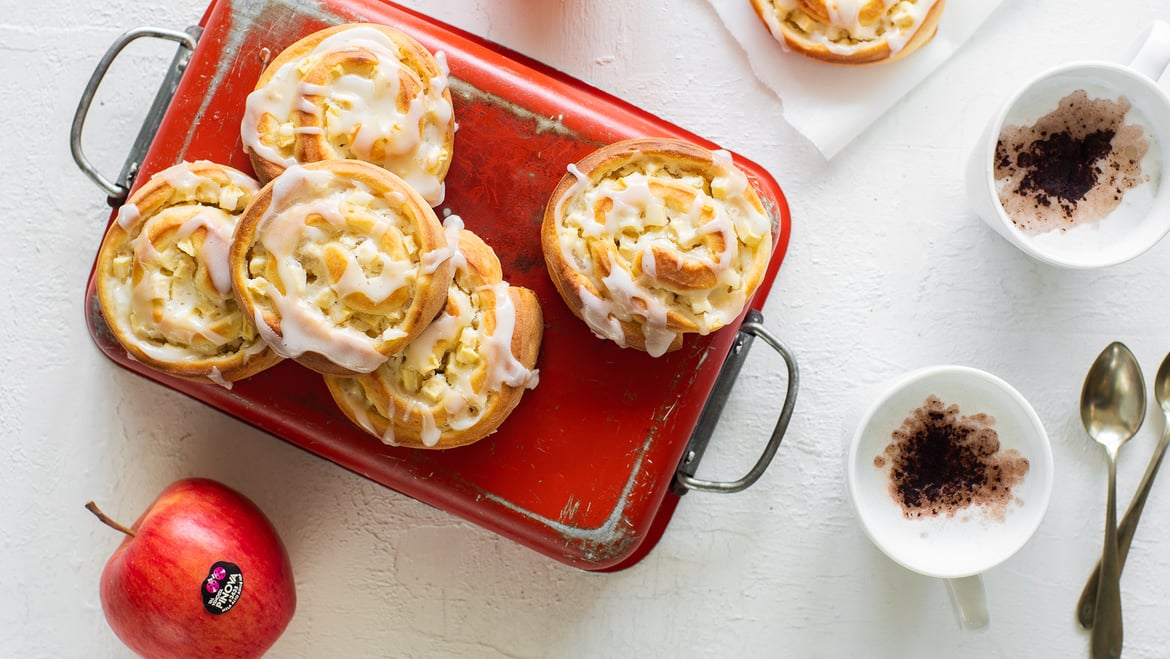 Hefeteigschnecken mit Pinova-Apfel-Joghurt-Füllung