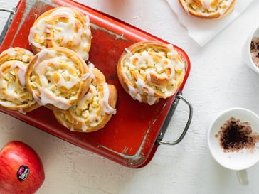 Hefeteigschnecken mit Pinova-Apfel-Joghurt-Füllung
