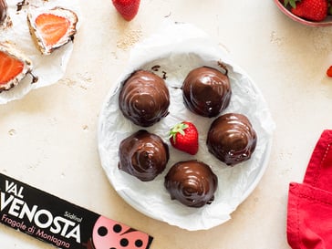 Schaumküsse mit Erdbeeren und Zartbitterschokolade