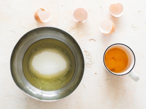 Schaumküsse mit Erdbeeren und Zartbitterschokolade