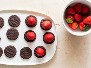 Schaumküsse mit Erdbeeren und Zartbitterschokolade