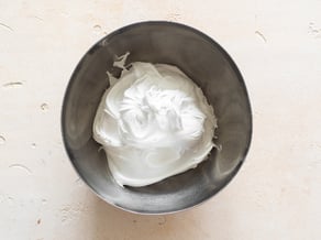Schaumküsse mit Erdbeeren und Zartbitterschokolade