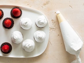 Schaumküsse mit Erdbeeren und Zartbitterschokolade