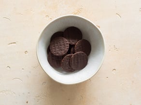 Schaumküsse mit Erdbeeren und Zartbitterschokolade