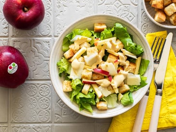 Ensalada César con manzanas Gala