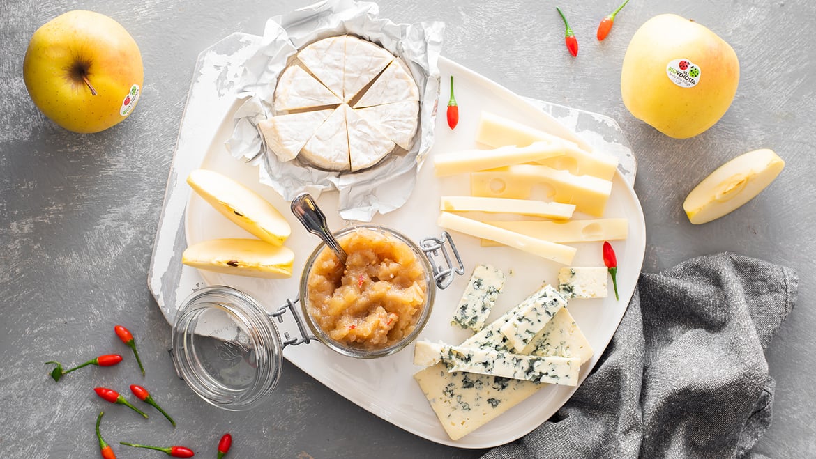 Golden Delicious and onion chutney