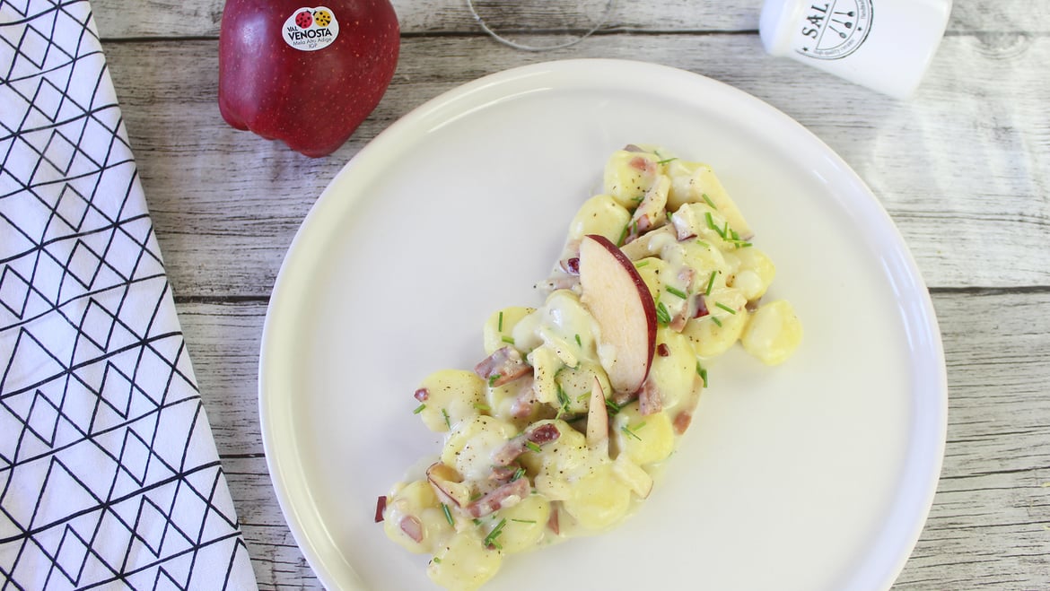 Gnocchi con crema al parmigiano, mele Red Delicious e speck