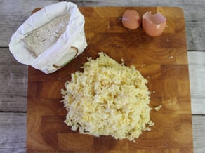 Gnocchi con crema al parmigiano, mele Red Delicious e speck