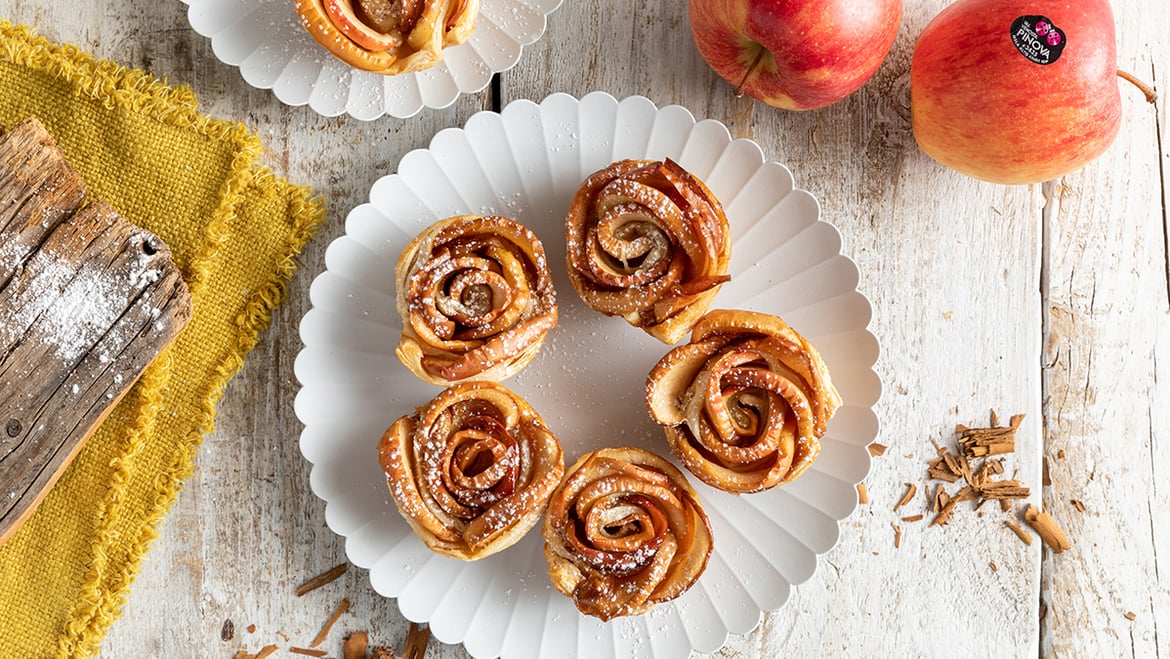 Rose di pasta sfoglia e mele Pinova alla cannella