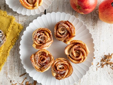 Puff pastry roses with Pinova apples and cinnamon