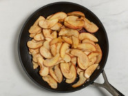 Puff pastry roses with Pinova apples and cinnamon