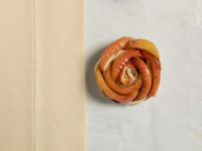 Rose di pasta sfoglia e mele Pinova alla cannella