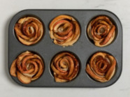 Rose di pasta sfoglia e mele Pinova alla cannella