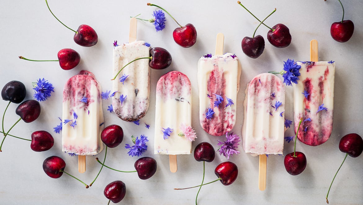 Selbstgemachtes Eis am Stiel mit Vinschger Kirschen