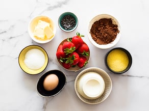 Schokoladenknödel mit Erdbeeren gefüllt