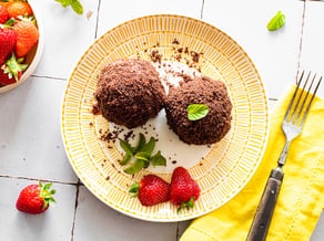 Schokoladenknödel mit Erdbeeren gefüllt